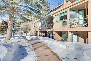 4 Mi to Vail Ski Resort: Cozy Getaway w/ Deck!