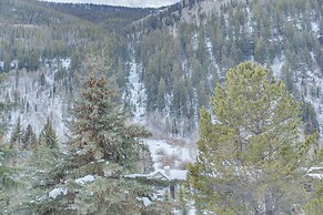 4 Mi to Vail Ski Resort: Cozy Getaway w/ Deck!