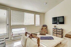 4 Mi to Vail Ski Resort: Cozy Getaway w/ Deck!