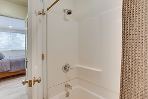 4 Mi to Vail Ski Resort: Cozy Getaway w/ Deck!