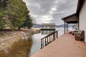 Lake Guntersville Getaway w/ Shared Boat Dock!
