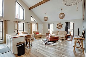 Lake Guntersville Getaway w/ Shared Boat Dock!