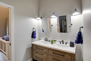 Lake Guntersville Getaway w/ Shared Boat Dock!