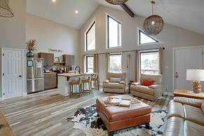 Lake Guntersville Getaway w/ Shared Boat Dock!