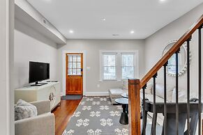 Chez Old Town Walk To Shops Metro & Waterfront 2 Bedroom Townhouse