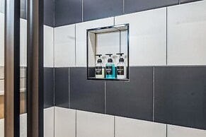 Chez Old Town Walk To Shops Metro & Waterfront 2 Bedroom Townhouse