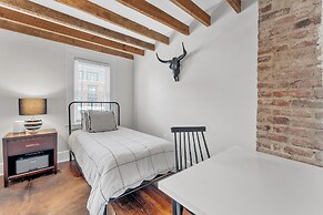 Chez Old Town Walk To Shops Metro & Waterfront 2 Bedroom Townhouse