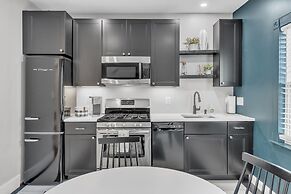 Chez Old Town Walk To Shops Metro & Waterfront 2 Bedroom Townhouse