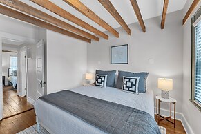 Chez Old Town Walk To Shops Metro & Waterfront 2 Bedroom Townhouse