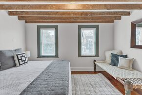 Chez Old Town Walk To Shops Metro & Waterfront 2 Bedroom Townhouse