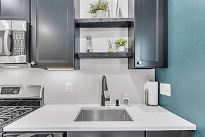 Chez Old Town Walk To Shops Metro & Waterfront 2 Bedroom Townhouse