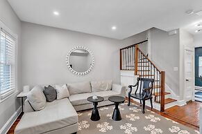 Chez Old Town Walk To Shops Metro & Waterfront 2 Bedroom Townhouse