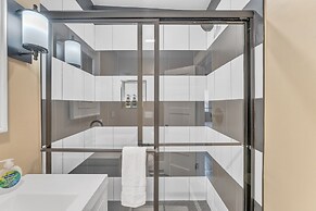 Chez Old Town Walk To Shops Metro & Waterfront 2 Bedroom Townhouse