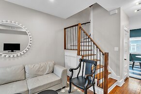 Chez Old Town Walk To Shops Metro & Waterfront 2 Bedroom Townhouse