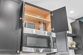 Chez Old Town Walk To Shops Metro & Waterfront 2 Bedroom Townhouse