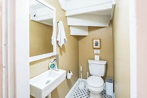 Chez Old Town Walk To Shops Metro & Waterfront 2 Bedroom Townhouse