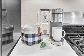 Chez Old Town Walk To Shops Metro & Waterfront 2 Bedroom Townhouse