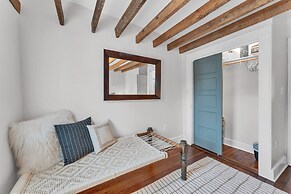 Chez Old Town Walk To Shops Metro & Waterfront 2 Bedroom Townhouse