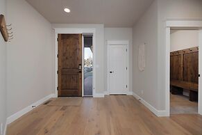 Elevated Escape Eagle Crest