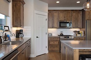 Elevated Escape Eagle Crest