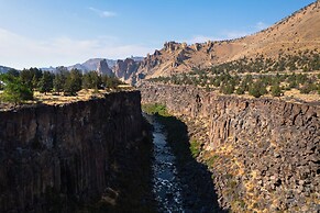 Smith Rock Base Camp Sleeps 6!