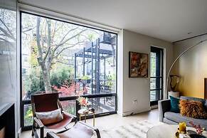 Pacific by Rove Travel Duplex w Deck Backyard