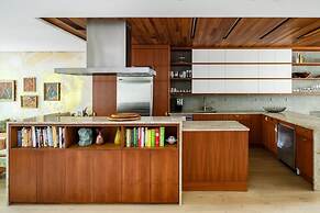 Pacific by Rove Travel Duplex w Deck Backyard