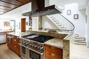 Pacific by Rove Travel Duplex w Deck Backyard