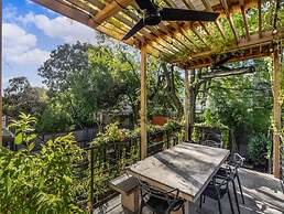 Pacific by Rove Travel Duplex w Deck Backyard