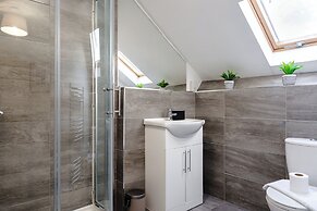 Whitchurch 2 Bedroom Flat near Hospital