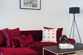 Whitchurch 2 Bedroom Flat near Hospital