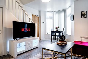 Whitchurch 2 Bedroom Flat near Hospital