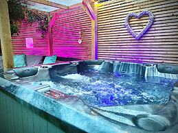 The Horncliffe Hot Tub House