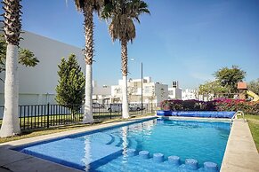 Family House with Pool & Garden in Leon