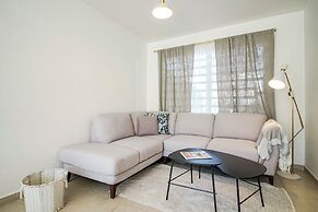 Family House with Pool & Garden in Leon