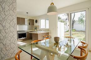 Family House with Pool & Garden in Leon