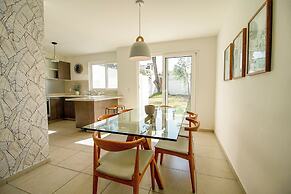 Family House with Pool & Garden in Leon