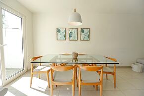 Family House with Pool & Garden in Leon