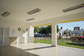 Family House with Pool & Garden in Leon