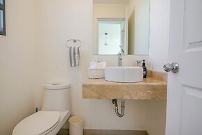 Family House with Pool & Garden in Leon