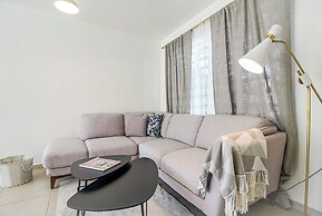 Family House with Pool & Garden in Leon