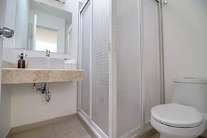 Family House with Pool & Garden in Leon