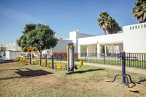 Family House with Pool & Garden in Leon