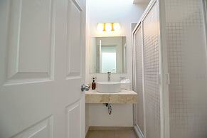 Family House with Pool & Garden in Leon