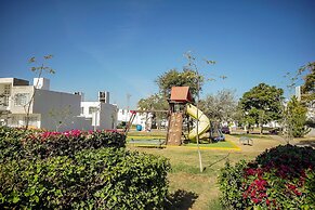 Family House with Pool & Garden in Leon