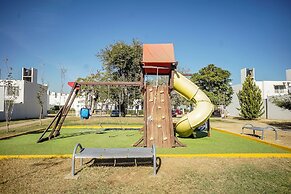 Family House with Pool & Garden in Leon