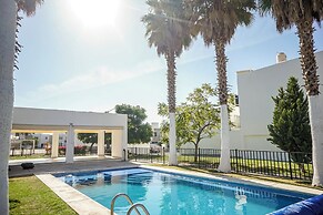 Family House with Pool & Garden in Leon