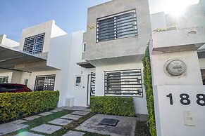 Family House with Pool & Garden in Leon