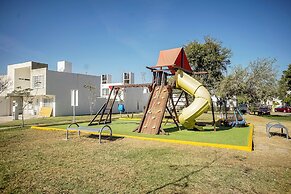 Family House with Pool & Garden in Leon