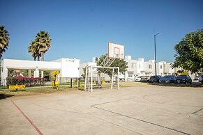 Family House with Pool & Garden in Leon